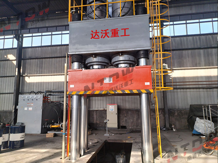 1500吨石墨坩埚液压机